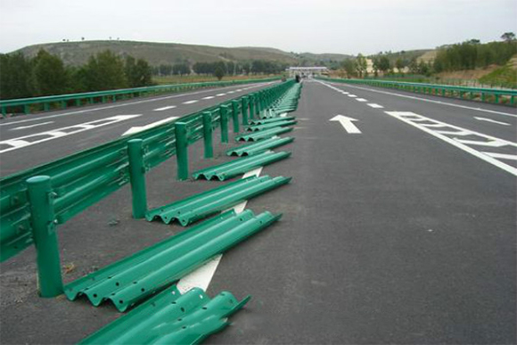 乌兰察布波形护栏板施工注意立柱之间距离